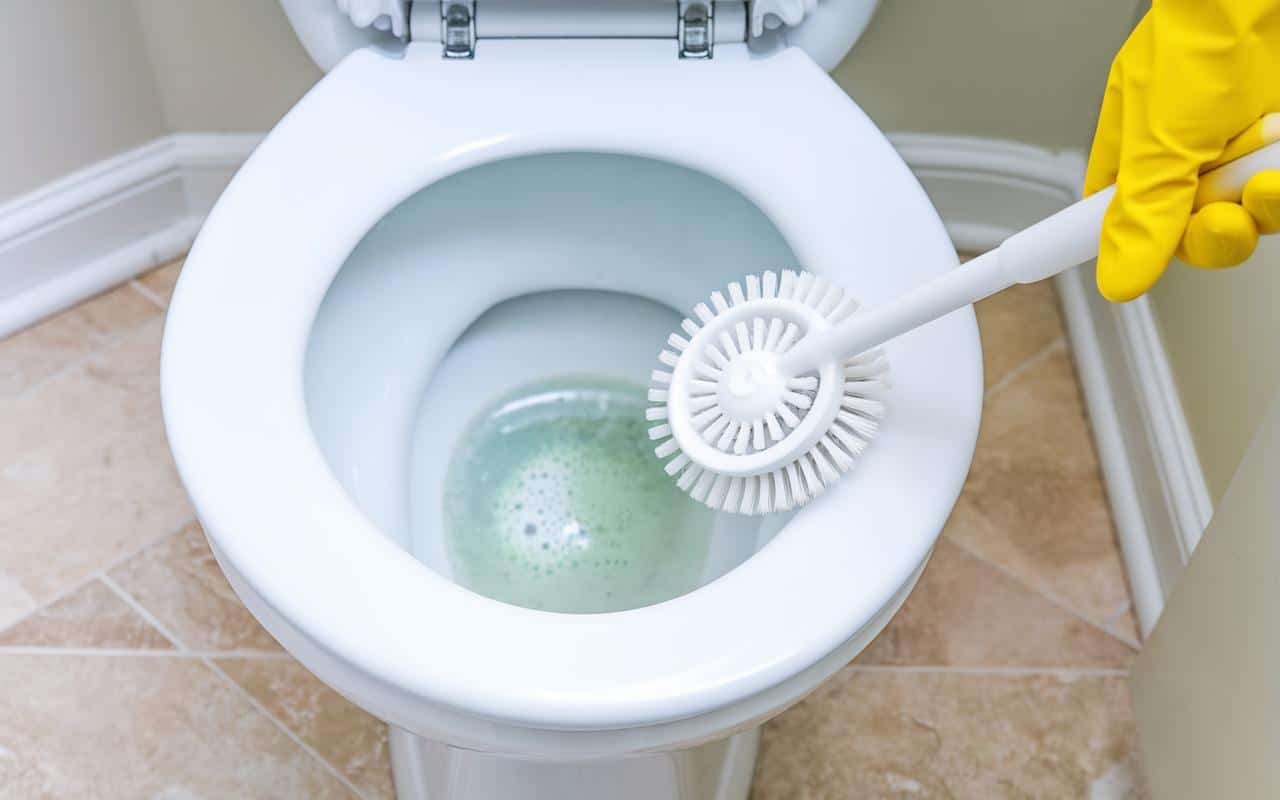 Découvrez comment éliminer le calcaire de vos toilettes en seulement 4 minutes : une méthode simple et sans produits chimiques
