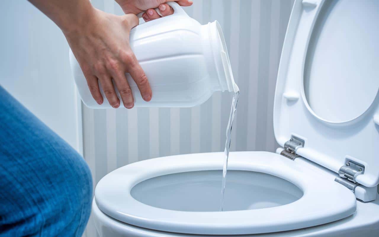 Eau de javel pour vos toilettes : une méthode brillante ou un risque sous-estimé ? Découvrez les impacts cachés
